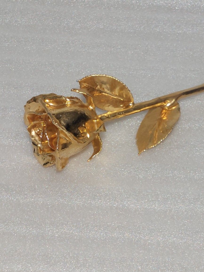 24k Gold Dipped Real Rose. With Gold Box. Like New. Beautiful Symbol Of Love. Don't Waste Money On Flowers That Die