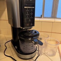 Ninja Creami (Barely Used) + 2 Pints – Works Perfect!
