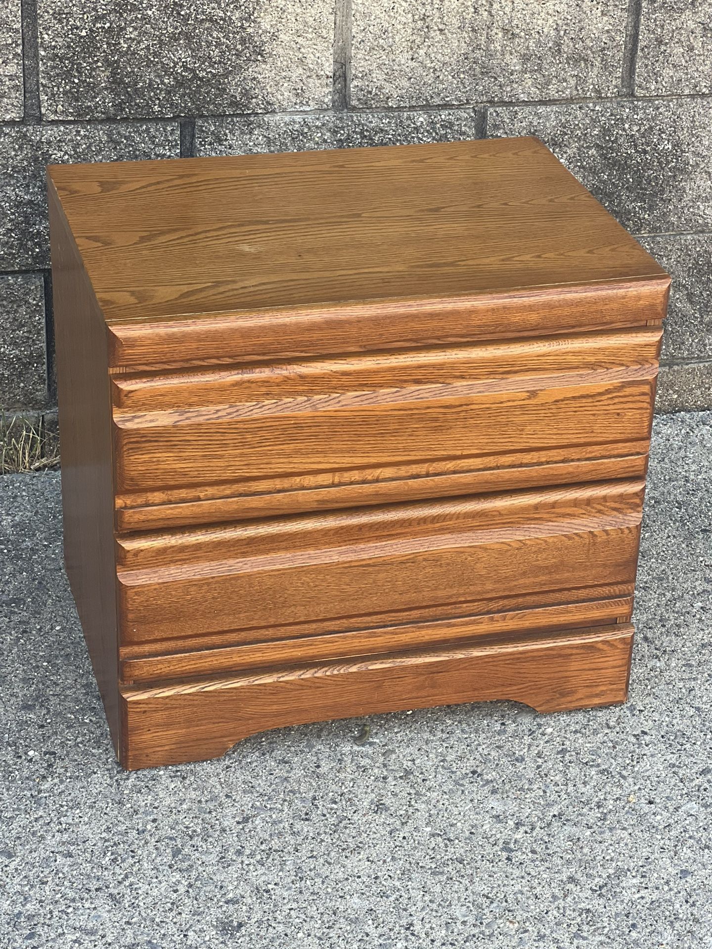 2 drawer solid wood end table/nightstand
