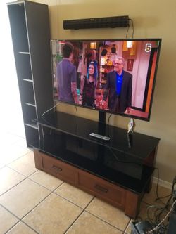 T,v de 50 pulgadas y centro de entretenimiento y repiza todo por 300dlls