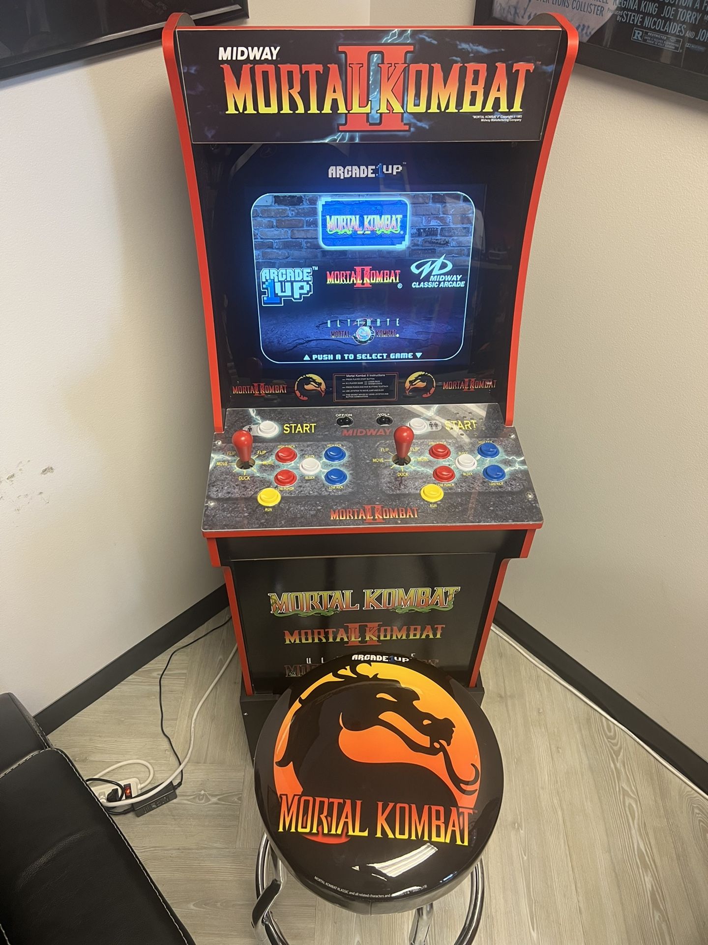 MORTAL KOMBAT ARCADE 1UP WITH BARSTOOL AND RISER 