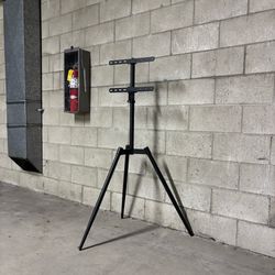 One heavy duty industrial commercial easel tv stand
