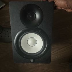 2 Yamaha HS7 Powered Speakers(pair)