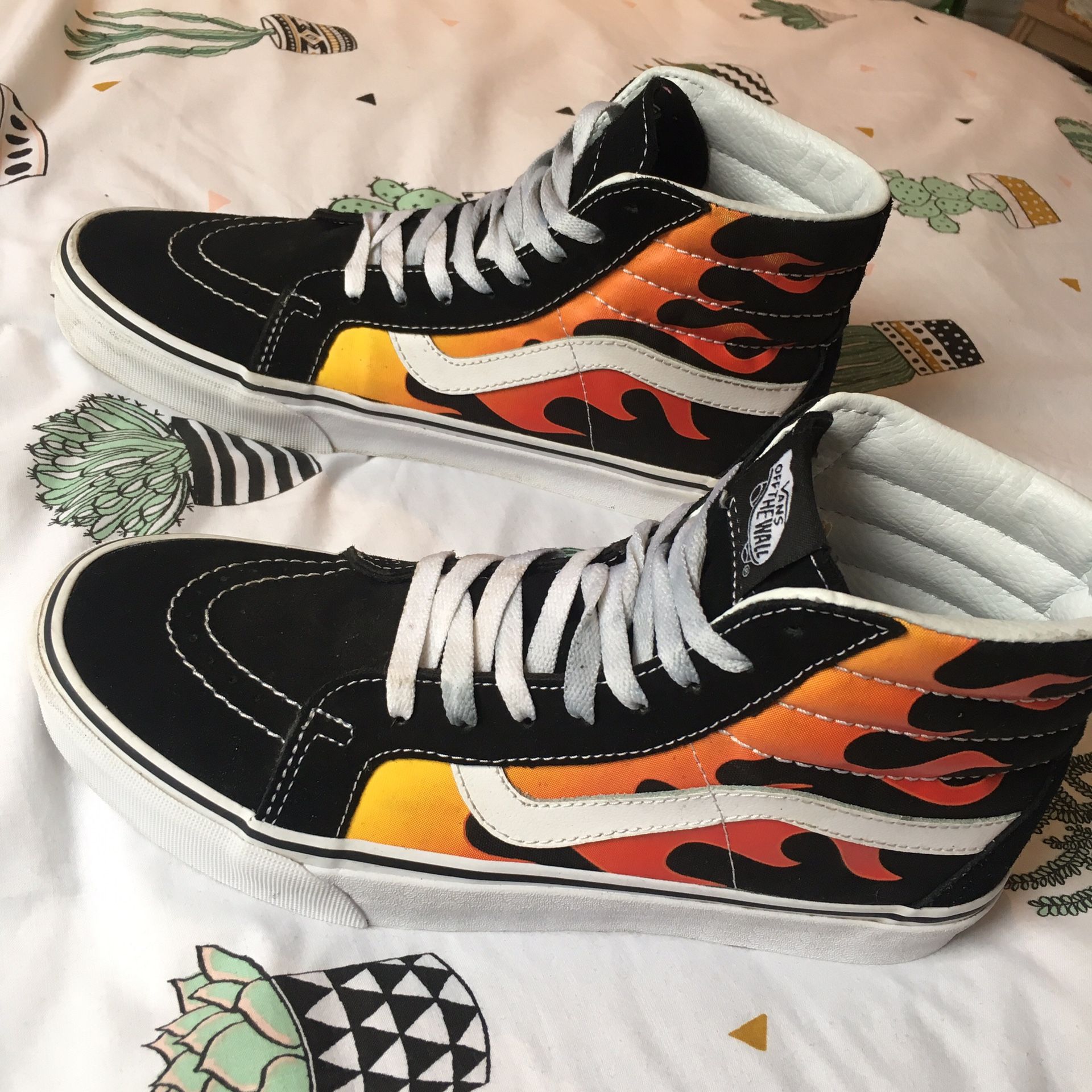 Vans Sk8-Hi ( never worn size 11 )