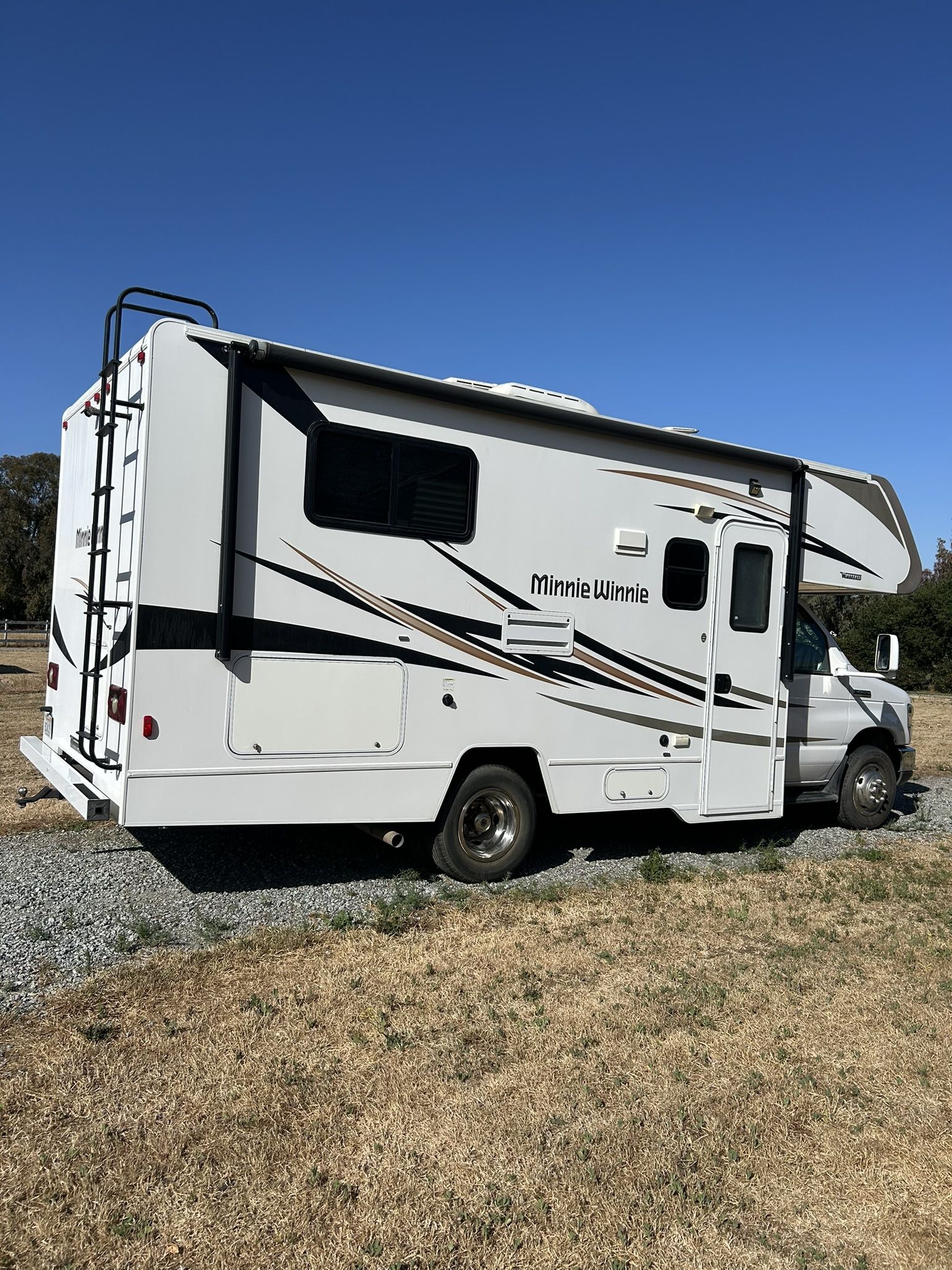 2017 Ford Winnebago Minnie Winnie RV 24ft