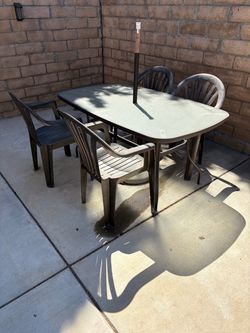 Outdoor patio table