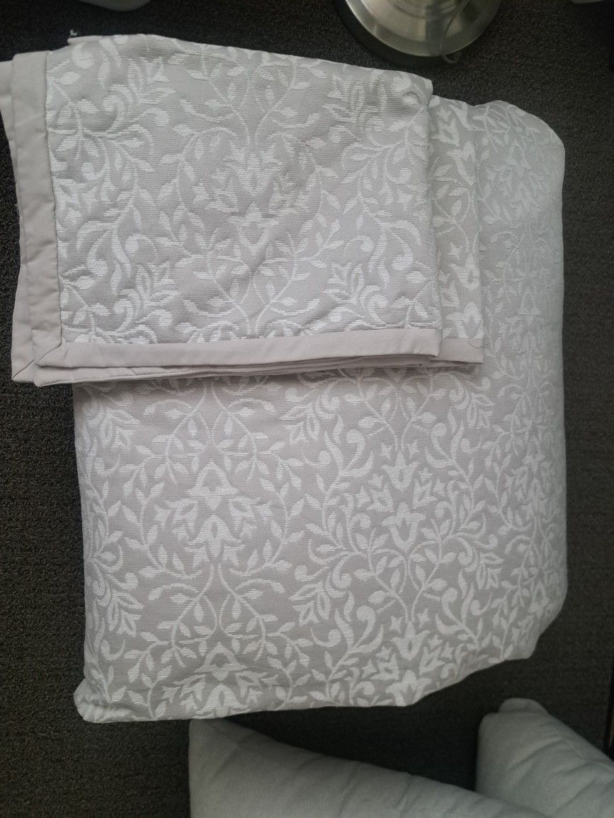 QUEEN SIZE COMFORTER SET W/ SHAMS