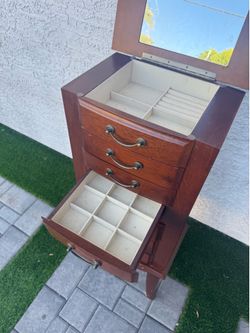 Jewelry dresser