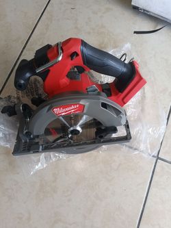 Milwaukee
M18 FUEL 18V Lithium-Ion Brushless Cordless 6-1/2 in. Circular Saw (Tool-Only)