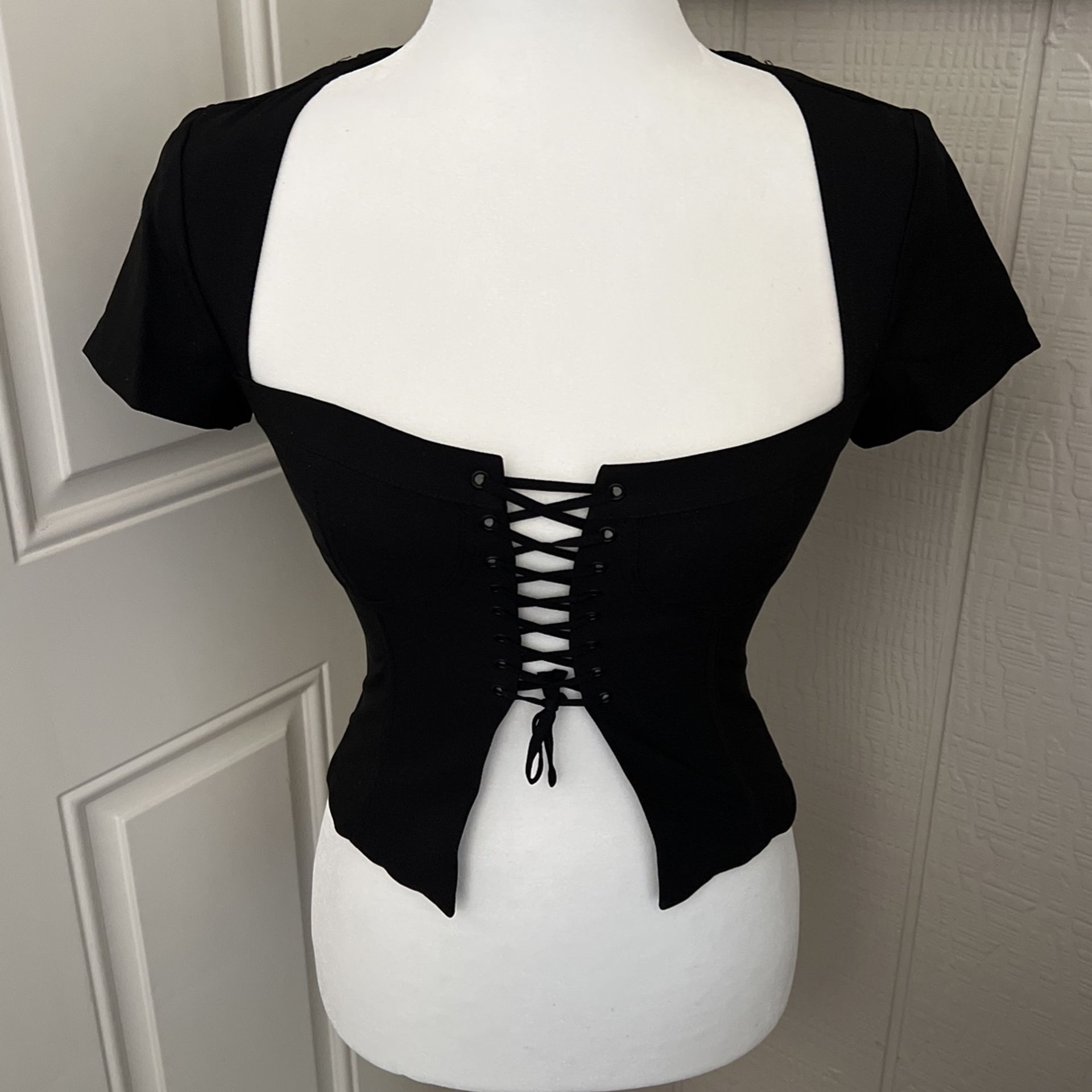 https://offerup.com/redirect/?o=SS5BTQ==.GIA Black Front Tie Bustier Short Sleeve Top