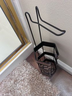 Toilet paper towel holder with diamonds