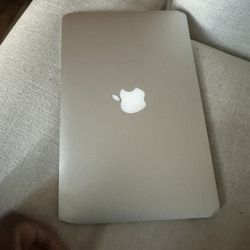 **Apple MacBook Air 13.3" (128GB SSD, Intel Core i5, 1.6 GHz, 8GB RAM)**