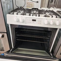Una Estufa De GAS FRIGIDAIRE Cuatro Meses De Garantia Se Yeva Adomisilio