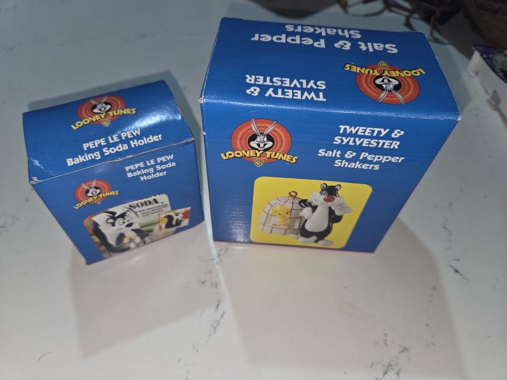Looney Tunes Salt And Pepper Shaker and Backing Soda Holder Never Used Or Opened