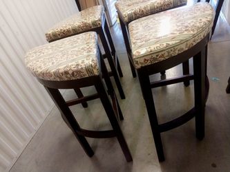 Breakfast set, 5 pieces, 4 benches plus round solid wood table. Interested parties only.