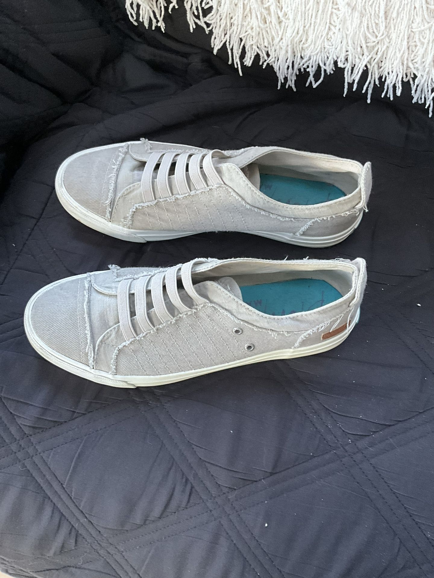 Blowfish Sneakers Slip on Size 9 Woman’s