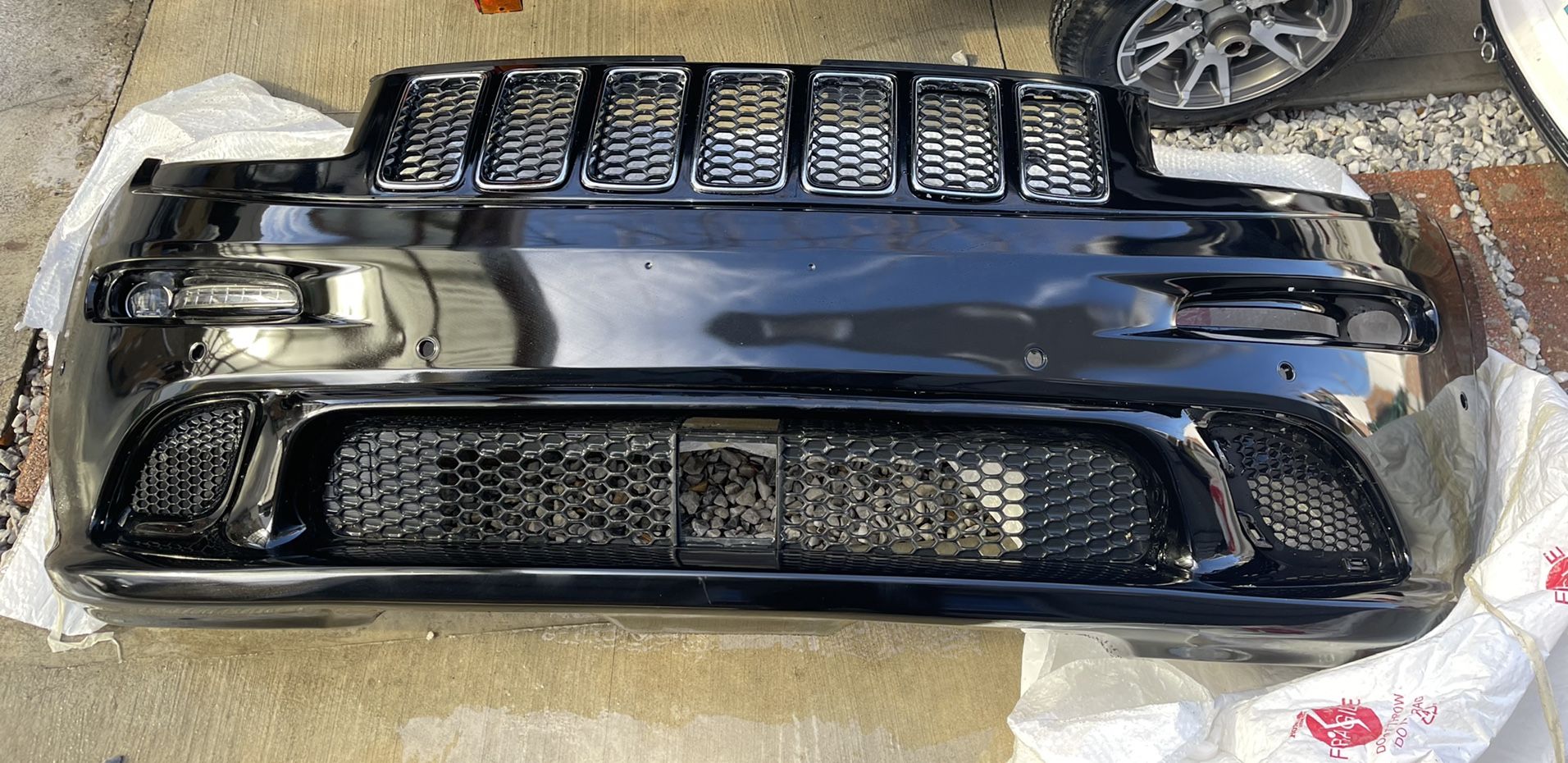 2012-2016 Jeep grand cherokee SRT OEM complete front bumper