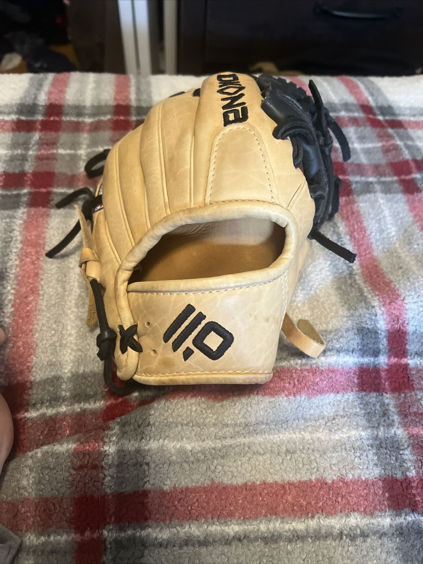 Nokona Skn Series Baseball Glove