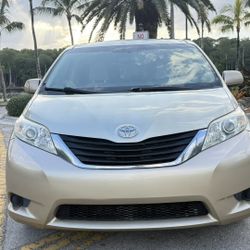2014 Toyta Siena LE 