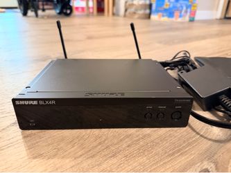 Shure BLX4R Wireless Receiver with SM58 Handheld Microphone - H10 band