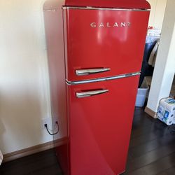 24 In 10 Cubic Ft. Retro Top Freezer Refrigerator