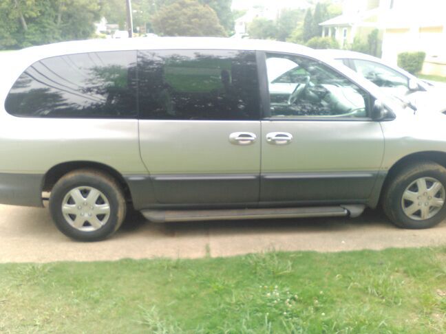 Clean title 2000 Dodge Grand caravan LE need gone today $700