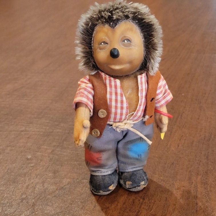 Vintage Steiff Mecki Hedgehog Doll 7" 1960s Germany. Pre-owned, good
shape, please see photos for details. Condition commensurates with age.
Weight
