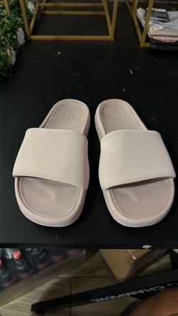 Lululemon slides