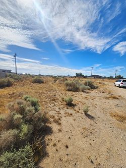 Terreno en venta En CALIFORNIA CITY ES RESIDENTIAL PARA ASER SU CASA AGUA Y LUZ sercas esta poblado casas alrededor De dueño a dueño