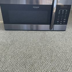 Microwave In Great Condition  Including Mounting Hardware 