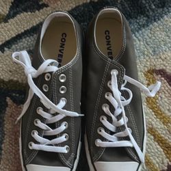 Converse low top sneakers - men’s 8.5, women’s 10.5