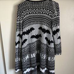Christmas Sweater Black And White Cardigan Size Large Snowflakes Black Bats Hot Topic
