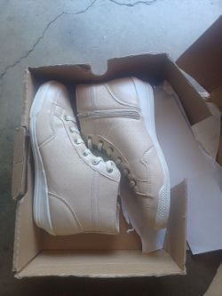 Tennis shoes