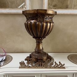 Gold, large copper face, very elegant and beautiful