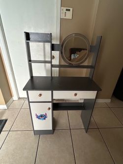 Makeup vanity