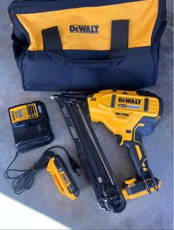 DeWalt 20V XR Brushless 15GA Finish Nailer Kit