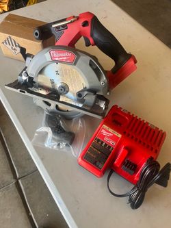 Milwaukee M18 FUEL Circular Saw with Charger