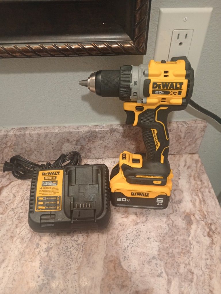 Dewhalt Rotary Hammer Drill with Battery and Charger 