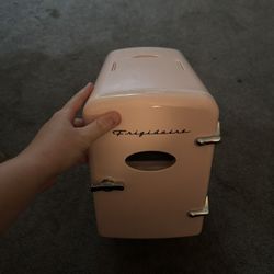 Frigidaire 6-Can Retro Mini Fridge Cooler