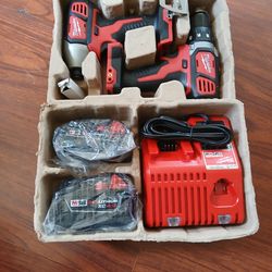 M18 milwaukee combo kit drill driver/lmpact driver 2 battery And Charger New