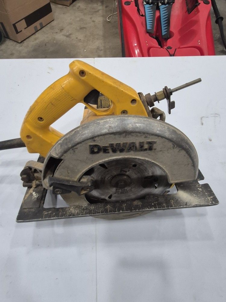 Dewalt 7 And 1/4 Inch CircularbSaw DW364
