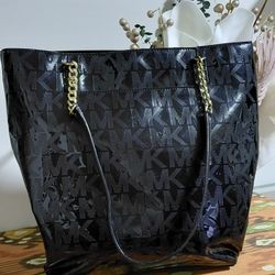 Michael Kors Black Patent Leather Large T I te