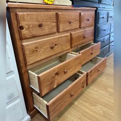 Dresser/ Nine drawers dresser