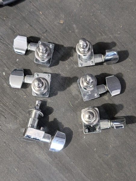 Standard Fender Tuners