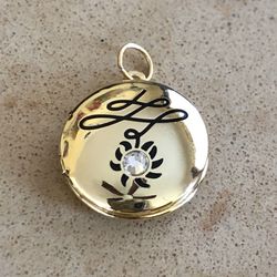 ⚜️Pretty, shiny, vintage look design with rhinestone locket pendant - gold tone