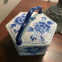 VTG BLUE & WHITE LIDDED DRESSER JAR MADE IN THAILAND FLORAL TRINKET JEWELRY BOX