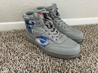 NASA Graphwell Spaceman Galaxy Silver Luminescent Reflective Hi Top Sneaker Men 8.5 size like new