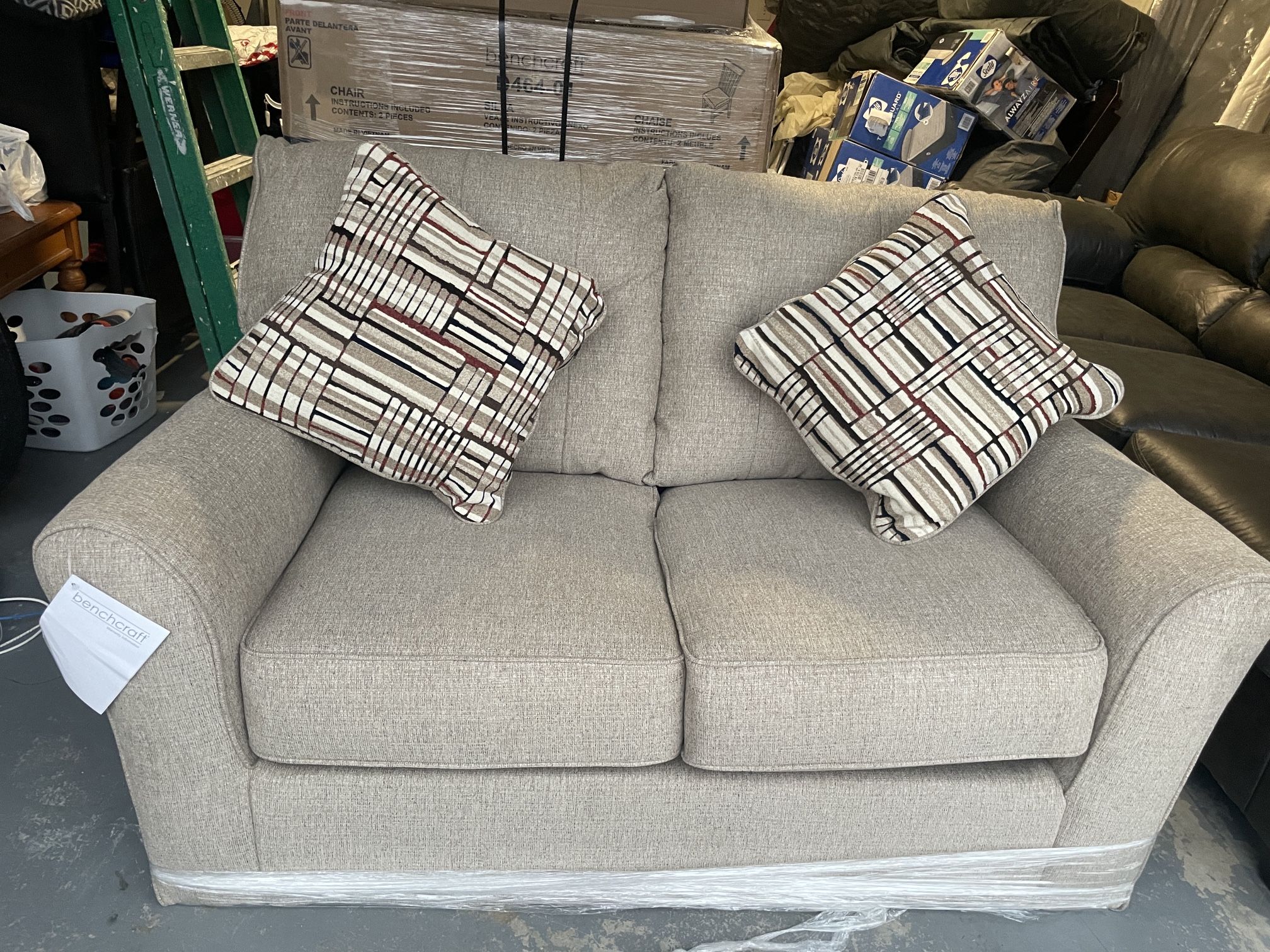 💥DISCOUNTED PRICE💥 $199💥 COUCH BEIGE With Details Display ‼️