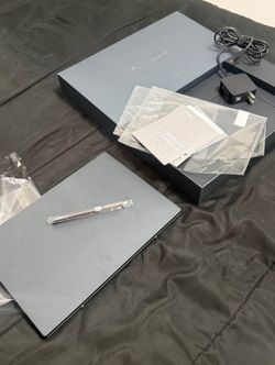 Laptop ASUS Zenbook Duo Laptop

Doble pantalla táctil 

32GB RAM 

1TB Storage 

Procesador Ultra 9