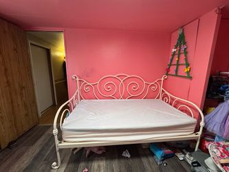 Twin Day Bed w/ foam mattress